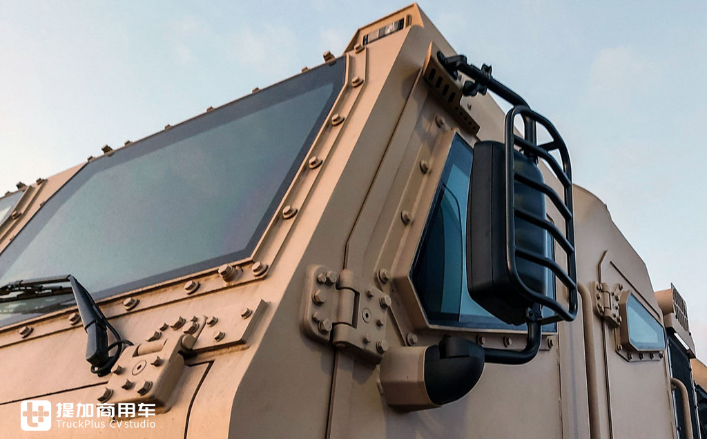 新时代的太脱拉魅力依旧,6X6驱动,带您见识一辆太脱拉T815军用卡车 - 第5张 - 提加商用车网 新时代的太脱拉魅力依旧,6X6驱动,带您见识一辆太脱拉T815军用卡车 - 第5张