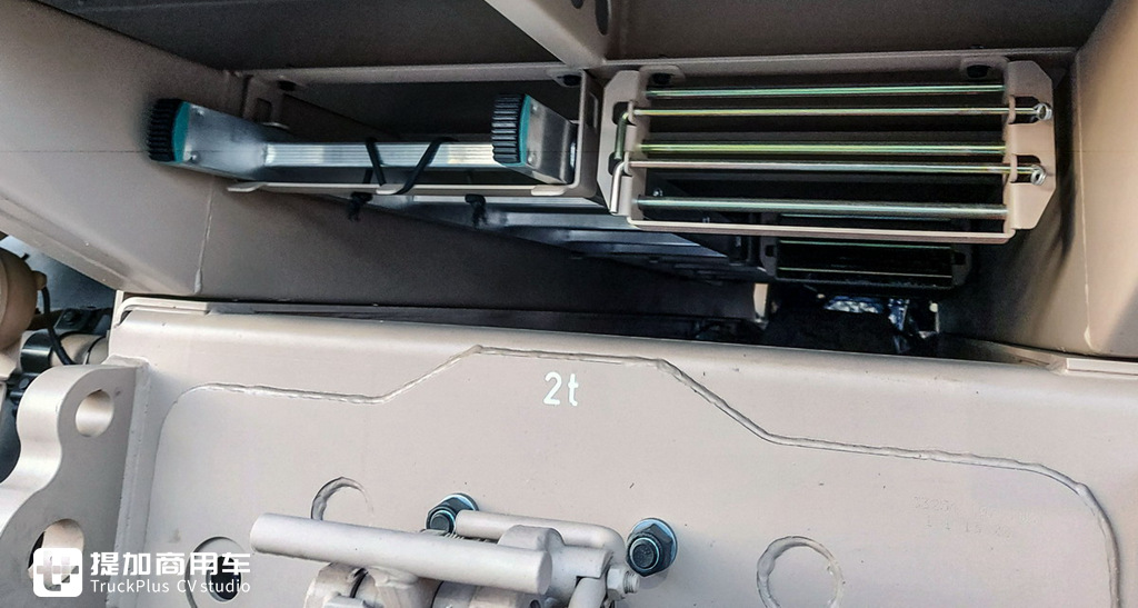 新时代的太脱拉魅力依旧,6X6驱动,带您见识一辆太脱拉T815军用卡车 - 第17张 - 提加商用车网 新时代的太脱拉魅力依旧,6X6驱动,带您见识一辆太脱拉T815军用卡车 - 第17张