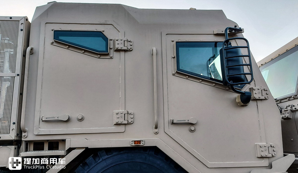 新时代的太脱拉魅力依旧,6X6驱动,带您见识一辆太脱拉T815军用卡车 - 第24张 - 提加商用车网 新时代的太脱拉魅力依旧,6X6驱动,带您见识一辆太脱拉T815军用卡车 - 第24张