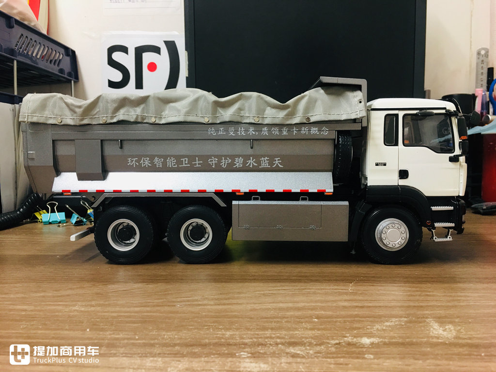 内饰细节做工优良,汕德卡C6G 6×4城市渣土车模型实拍 - 第2张 - 提加商用车网 内饰细节做工优良,汕德卡C6G 6×4城市渣土车模型实拍 - 第2张