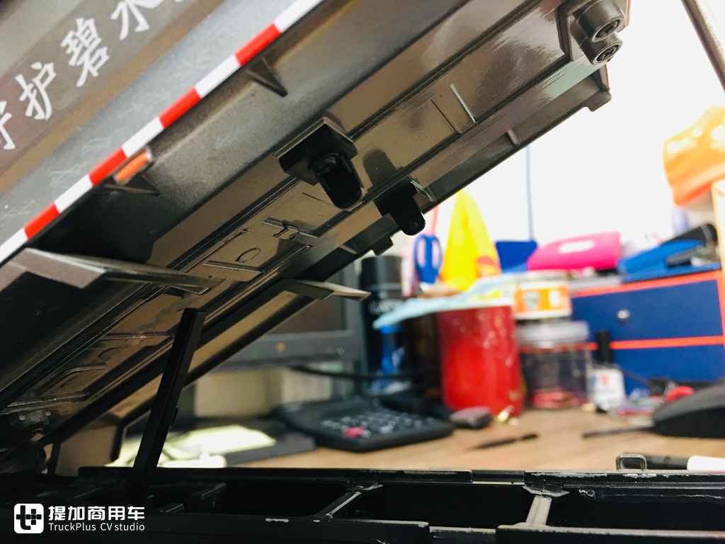 内饰细节做工优良,汕德卡C6G 6×4城市渣土车模型实拍 - 第52张 - 提加商用车网 内饰细节做工优良,汕德卡C6G 6×4城市渣土车模型实拍 - 第52张