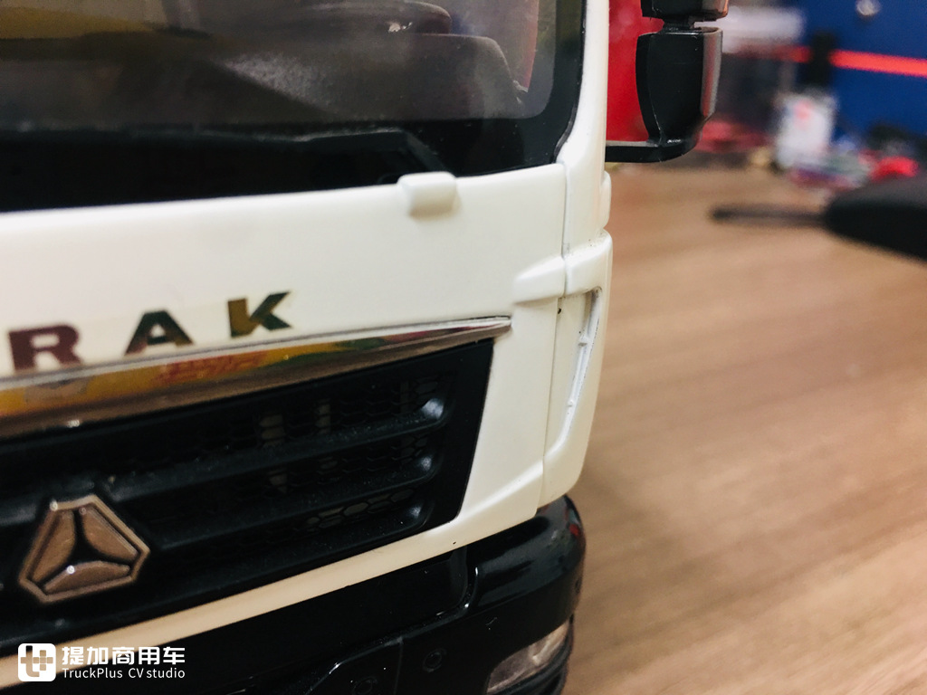 内饰细节做工优良,汕德卡C6G 6×4城市渣土车模型实拍 - 第8张 - 提加商用车网 内饰细节做工优良,汕德卡C6G 6×4城市渣土车模型实拍 - 第8张