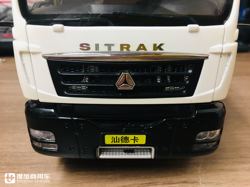 内饰细节做工优良,汕德卡C6G 6×4城市渣土车模型实拍 - 第7张 - 提加商用车网 内饰细节做工优良,汕德卡C6G 6×4城市渣土车模型实拍 - 第7张