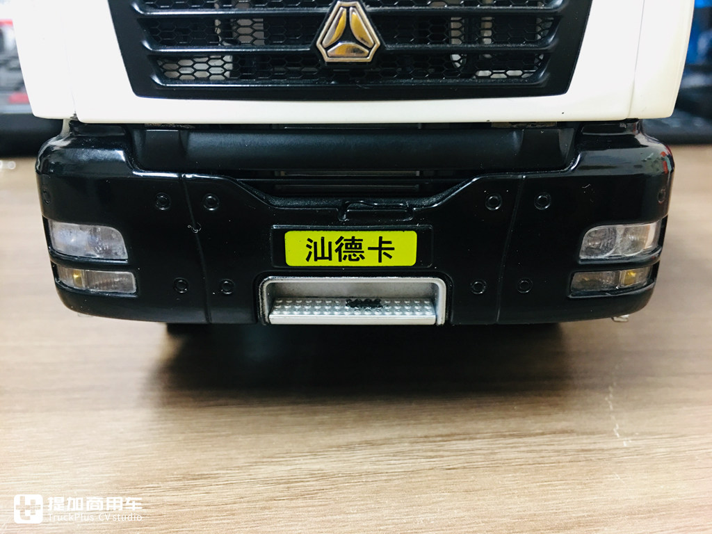 内饰细节做工优良,汕德卡C6G 6×4城市渣土车模型实拍 - 第9张 - 提加商用车网 内饰细节做工优良,汕德卡C6G 6×4城市渣土车模型实拍 - 第9张