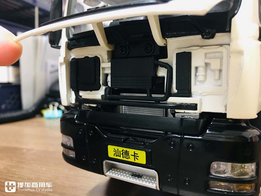 内饰细节做工优良,汕德卡C6G 6×4城市渣土车模型实拍 - 第11张 - 提加商用车网 内饰细节做工优良,汕德卡C6G 6×4城市渣土车模型实拍 - 第11张