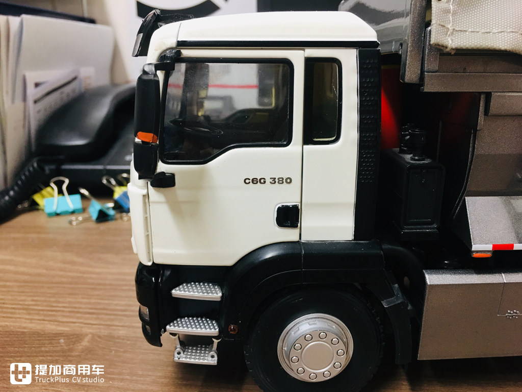 内饰细节做工优良,汕德卡C6G 6×4城市渣土车模型实拍 - 第12张 - 提加商用车网 内饰细节做工优良,汕德卡C6G 6×4城市渣土车模型实拍 - 第12张