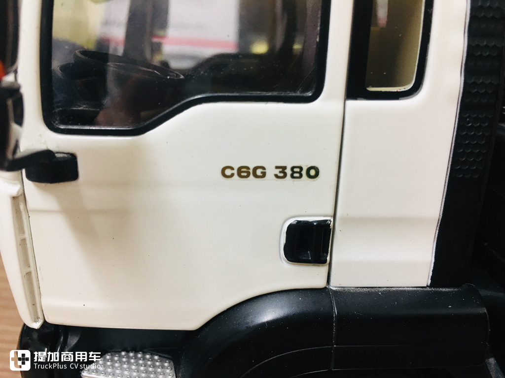 内饰细节做工优良,汕德卡C6G 6×4城市渣土车模型实拍 - 第13张 - 提加商用车网 内饰细节做工优良,汕德卡C6G 6×4城市渣土车模型实拍 - 第13张