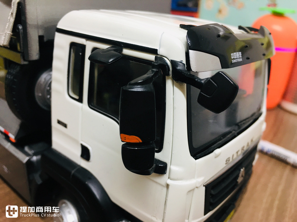 内饰细节做工优良,汕德卡C6G 6×4城市渣土车模型实拍 - 第14张 - 提加商用车网 内饰细节做工优良,汕德卡C6G 6×4城市渣土车模型实拍 - 第14张