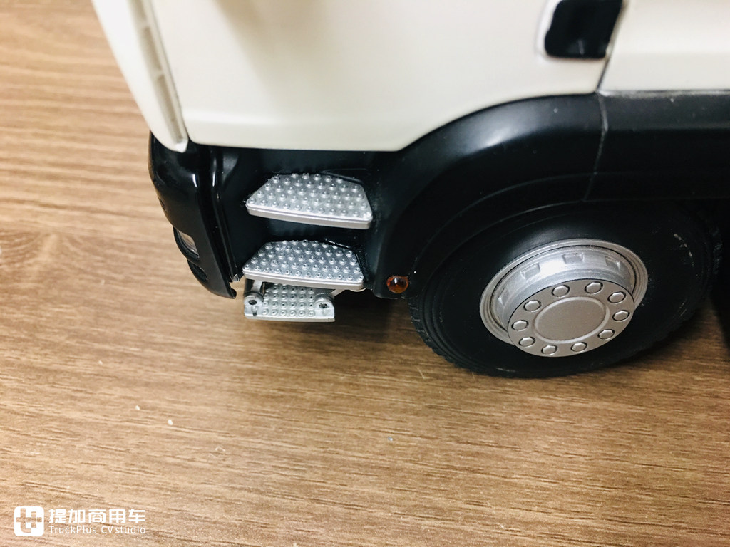 内饰细节做工优良,汕德卡C6G 6×4城市渣土车模型实拍 - 第15张 - 提加商用车网 内饰细节做工优良,汕德卡C6G 6×4城市渣土车模型实拍 - 第15张