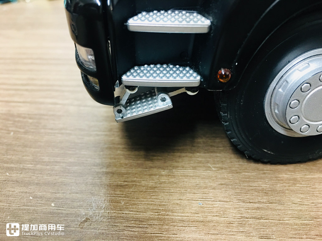 内饰细节做工优良,汕德卡C6G 6×4城市渣土车模型实拍 - 第17张 - 提加商用车网 内饰细节做工优良,汕德卡C6G 6×4城市渣土车模型实拍 - 第17张