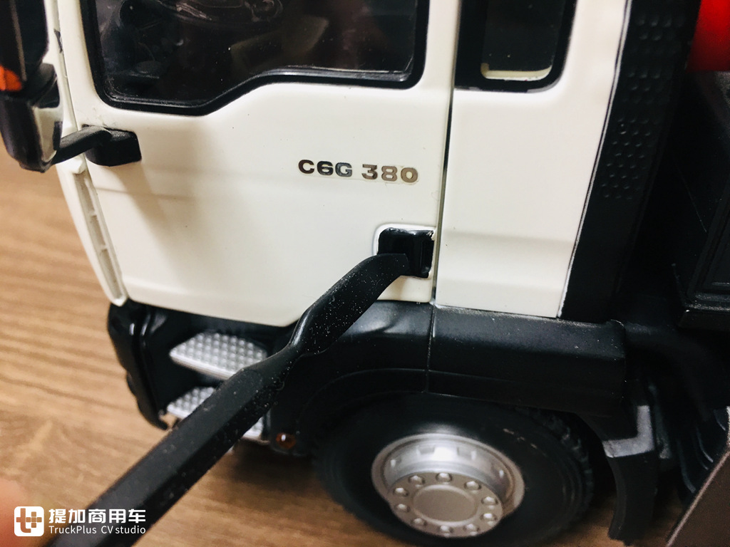 内饰细节做工优良,汕德卡C6G 6×4城市渣土车模型实拍 - 第18张 - 提加商用车网 内饰细节做工优良,汕德卡C6G 6×4城市渣土车模型实拍 - 第18张