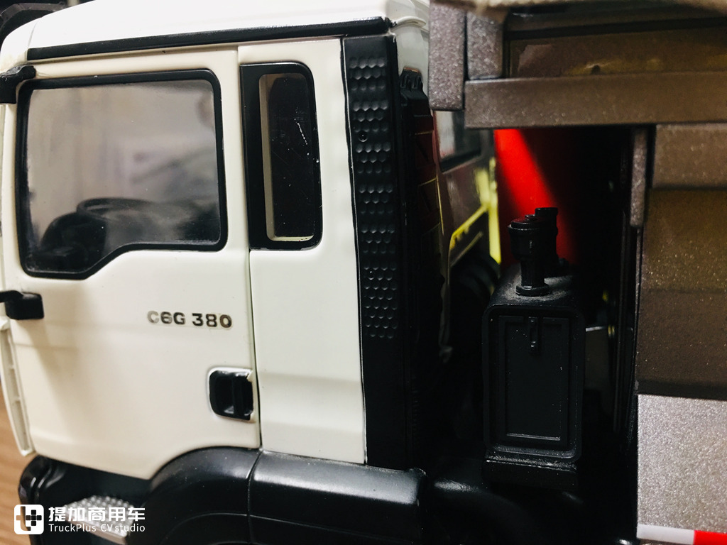 内饰细节做工优良,汕德卡C6G 6×4城市渣土车模型实拍 - 第19张 - 提加商用车网 内饰细节做工优良,汕德卡C6G 6×4城市渣土车模型实拍 - 第19张
