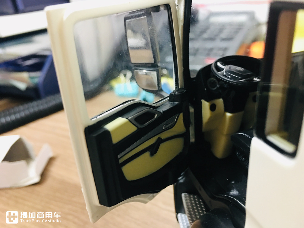 内饰细节做工优良,汕德卡C6G 6×4城市渣土车模型实拍 - 第21张 - 提加商用车网 内饰细节做工优良,汕德卡C6G 6×4城市渣土车模型实拍 - 第21张