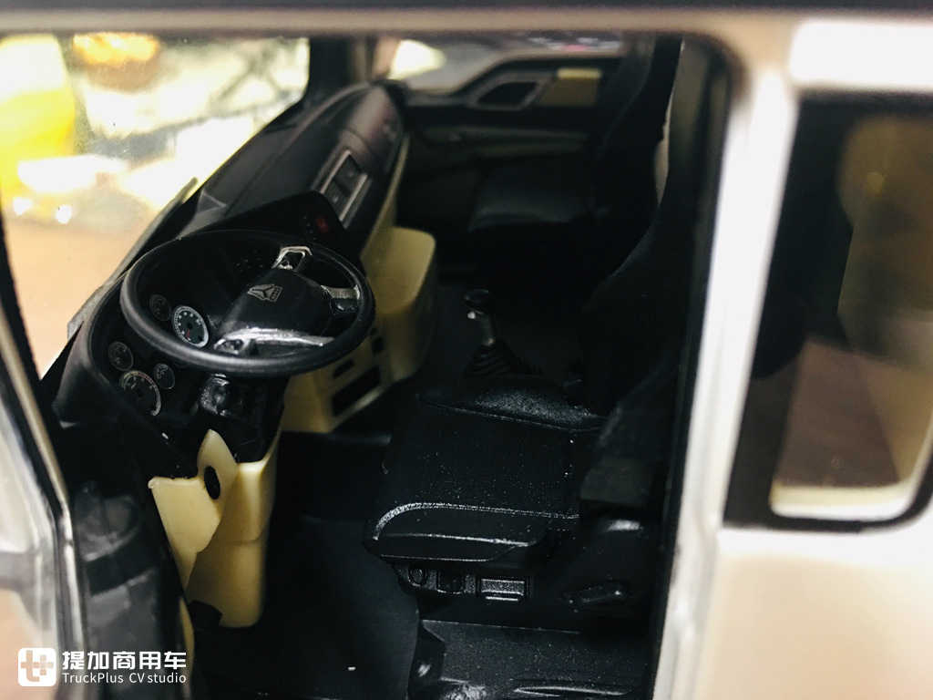 内饰细节做工优良,汕德卡C6G 6×4城市渣土车模型实拍 - 第23张 - 提加商用车网 内饰细节做工优良,汕德卡C6G 6×4城市渣土车模型实拍 - 第23张