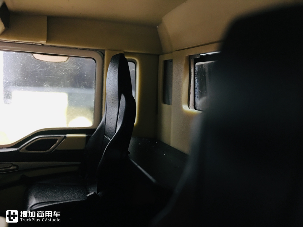 内饰细节做工优良,汕德卡C6G 6×4城市渣土车模型实拍 - 第24张 - 提加商用车网 内饰细节做工优良,汕德卡C6G 6×4城市渣土车模型实拍 - 第24张