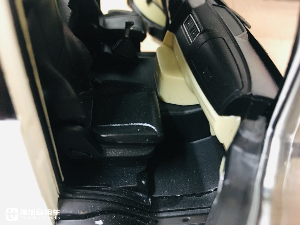 内饰细节做工优良,汕德卡C6G 6×4城市渣土车模型实拍 - 第25张 - 提加商用车网 内饰细节做工优良,汕德卡C6G 6×4城市渣土车模型实拍 - 第25张