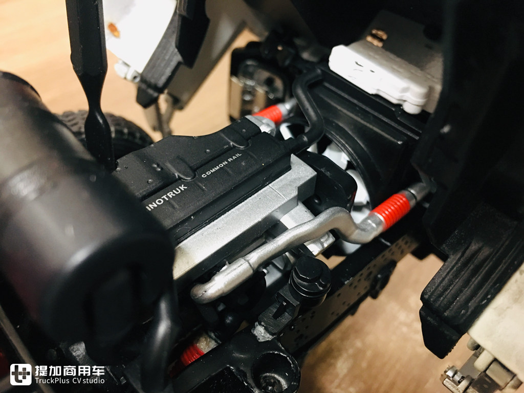 内饰细节做工优良,汕德卡C6G 6×4城市渣土车模型实拍 - 第28张 - 提加商用车网 内饰细节做工优良,汕德卡C6G 6×4城市渣土车模型实拍 - 第28张