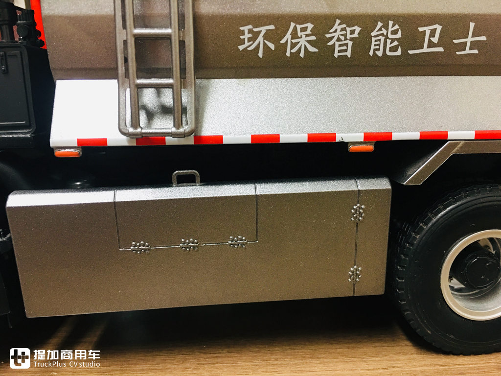 内饰细节做工优良,汕德卡C6G 6×4城市渣土车模型实拍 - 第31张 - 提加商用车网 内饰细节做工优良,汕德卡C6G 6×4城市渣土车模型实拍 - 第31张