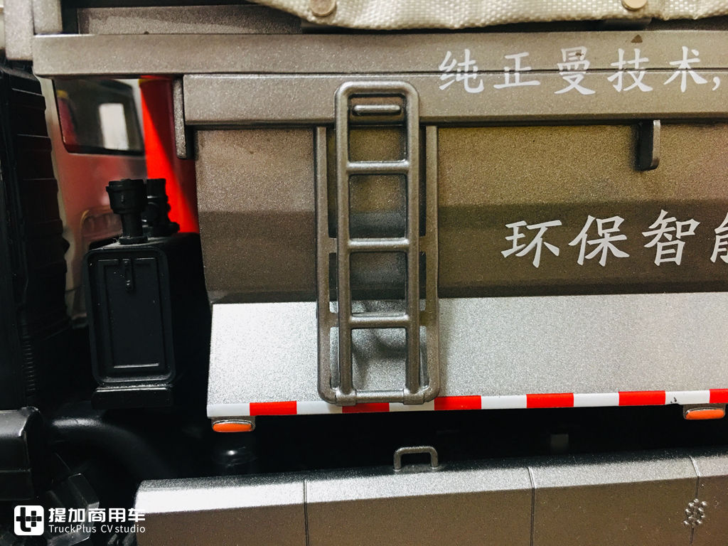 内饰细节做工优良,汕德卡C6G 6×4城市渣土车模型实拍 - 第42张 - 提加商用车网 内饰细节做工优良,汕德卡C6G 6×4城市渣土车模型实拍 - 第42张