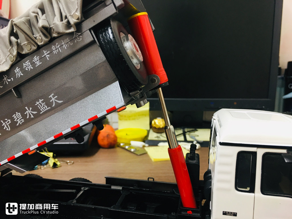 内饰细节做工优良,汕德卡C6G 6×4城市渣土车模型实拍 - 第44张 - 提加商用车网 内饰细节做工优良,汕德卡C6G 6×4城市渣土车模型实拍 - 第44张