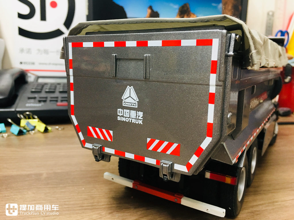 内饰细节做工优良,汕德卡C6G 6×4城市渣土车模型实拍 - 第48张 - 提加商用车网 内饰细节做工优良,汕德卡C6G 6×4城市渣土车模型实拍 - 第48张