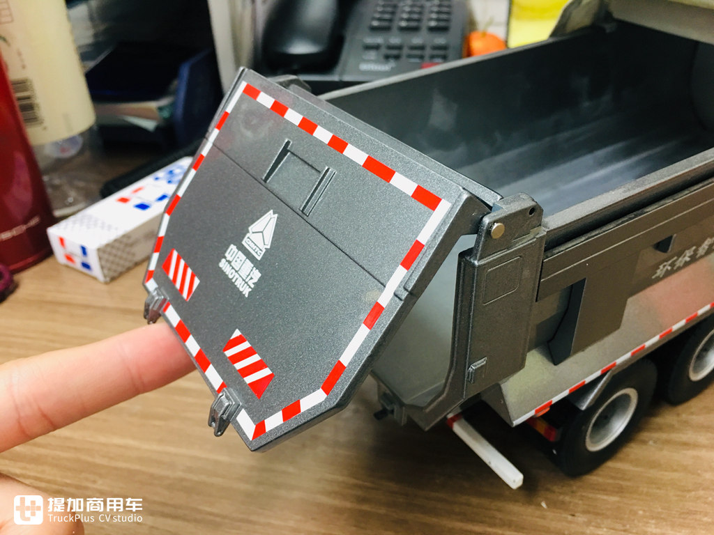 内饰细节做工优良,汕德卡C6G 6×4城市渣土车模型实拍 - 第49张 - 提加商用车网 内饰细节做工优良,汕德卡C6G 6×4城市渣土车模型实拍 - 第49张