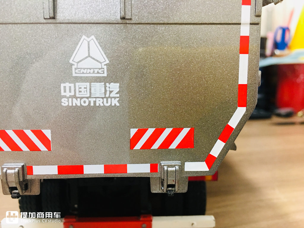 内饰细节做工优良,汕德卡C6G 6×4城市渣土车模型实拍 - 第50张 - 提加商用车网 内饰细节做工优良,汕德卡C6G 6×4城市渣土车模型实拍 - 第50张