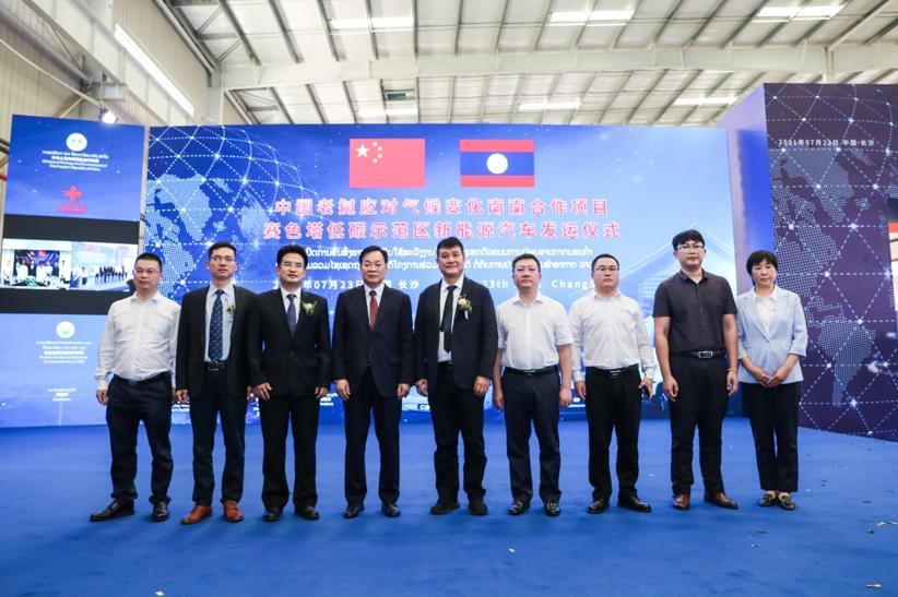 一群人站在蓝色壁报板前

描述已自动生成