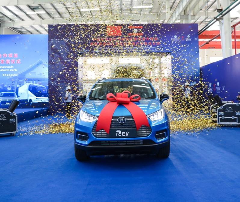 路上有辆蓝色跑车

描述已自动生成