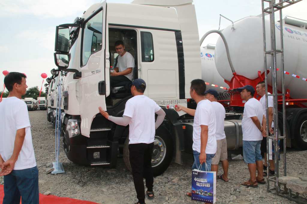 小钢炮闪耀鄂中绿宝石,百台中国重汽豪沃TX牵引车交付湖北京兰集团 - 第3张 - 提加商用车网 小钢炮闪耀鄂中绿宝石,百台中国重汽豪沃TX牵引车交付湖北京兰集团 - 第3张