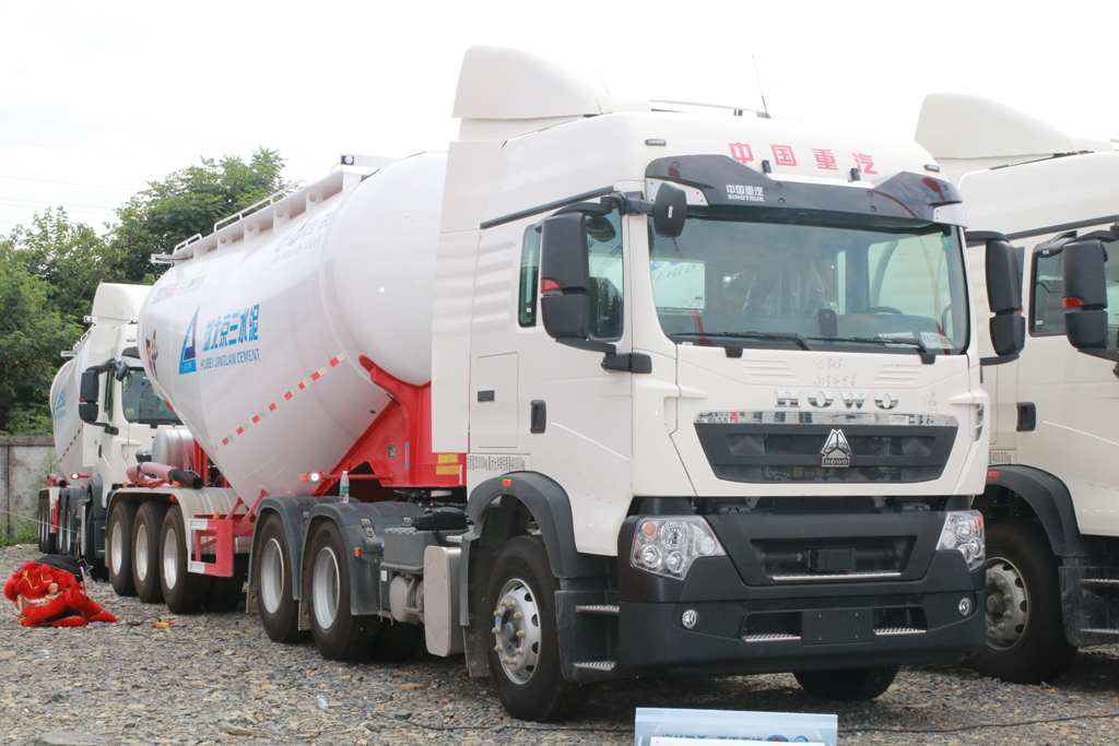 小钢炮闪耀鄂中绿宝石,百台中国重汽豪沃TX牵引车交付湖北京兰集团 - 第4张 - 提加商用车网 小钢炮闪耀鄂中绿宝石,百台中国重汽豪沃TX牵引车交付湖北京兰集团 - 第4张