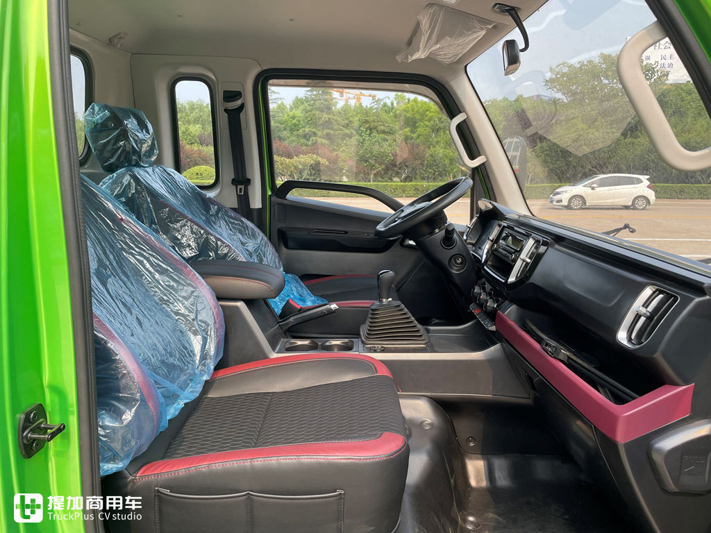 多彩外观真正轿卡内饰,还有减震座椅,国民好小卡领航S1实拍 - 第9张 - 提加商用车网 多彩外观真正轿卡内饰,还有减震座椅,国民好小卡领航S1实拍 - 第9张