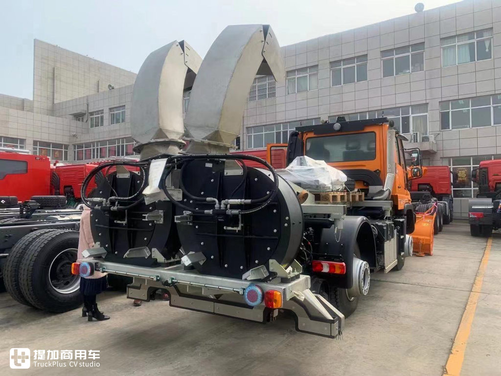 能跑在公路上,也可以行驶在铁轨上,原装进口的乌尼莫克U423路轨两用除雪车实拍 - 第12张 - 提加商用车网 能跑在公路上,也可以行驶在铁轨上,原装进口的乌尼莫克U423路轨两用除雪车实拍 - 第12张