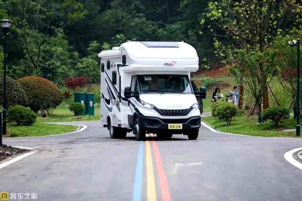 进口依维柯New Daily底盘改装的瑞弗顶级旗舰S820来了!快来看看它够不够高端! - 第1张 - 提加商用车网 进口依维柯New Daily底盘改装的瑞弗顶级旗舰S820来了!快来看看它够不够高端! - 第1张