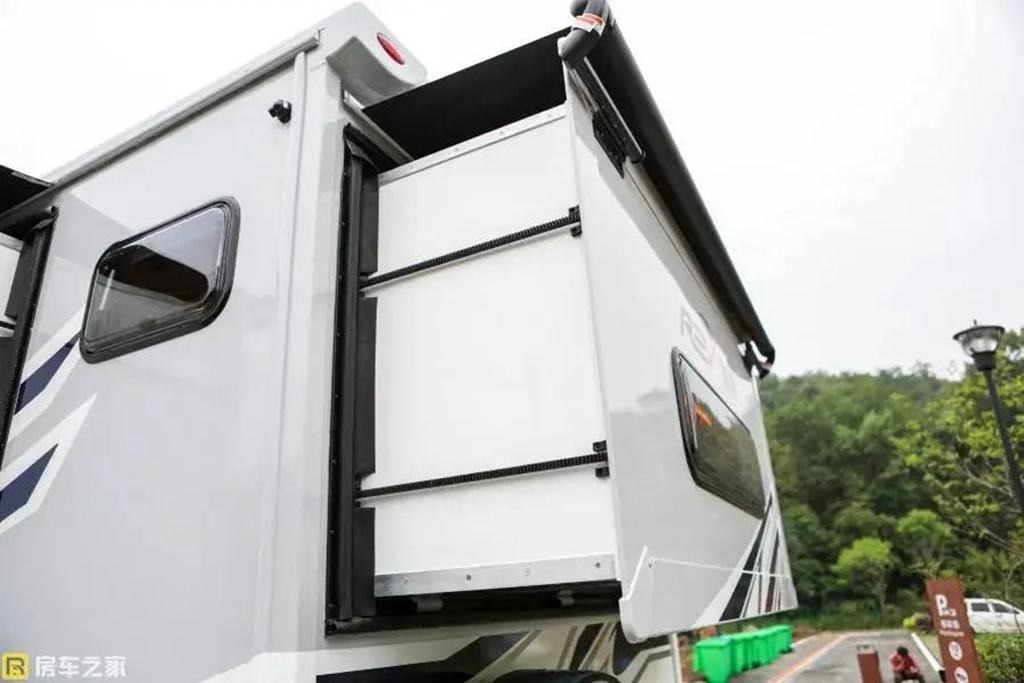 进口依维柯New Daily底盘改装的瑞弗顶级旗舰S820来了!快来看看它够不够高端! - 第4张 - 提加商用车网 进口依维柯New Daily底盘改装的瑞弗顶级旗舰S820来了!快来看看它够不够高端! - 第4张