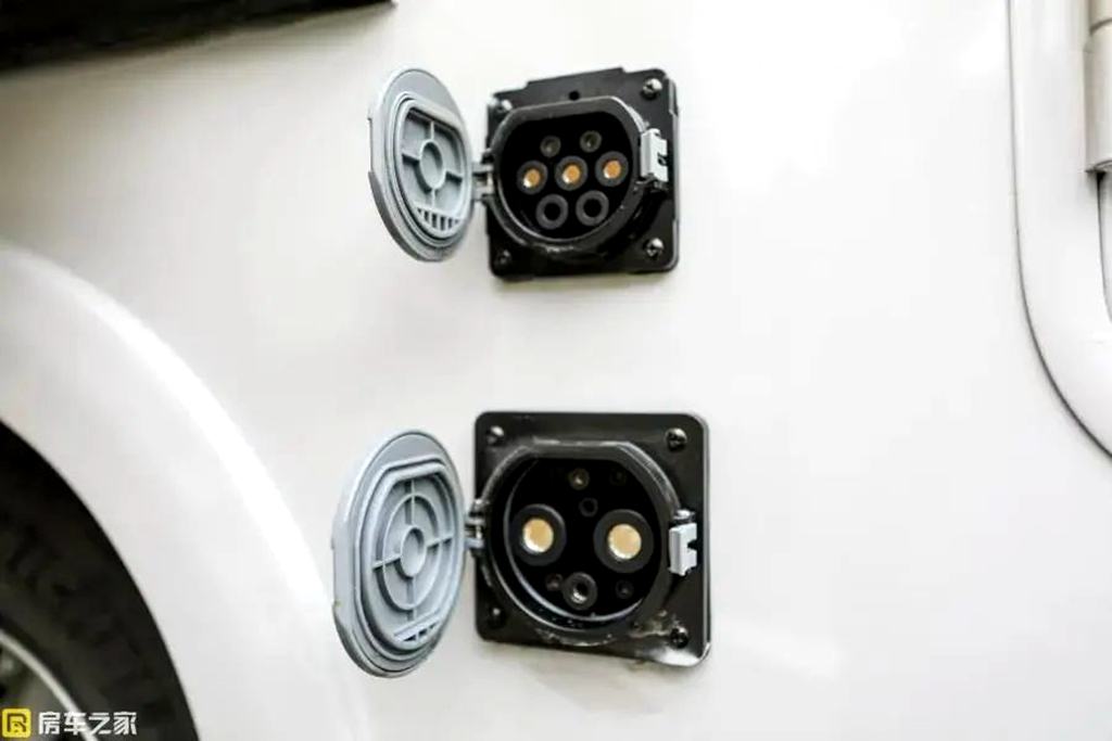 进口依维柯New Daily底盘改装的瑞弗顶级旗舰S820来了!快来看看它够不够高端! - 第16张 - 提加商用车网 进口依维柯New Daily底盘改装的瑞弗顶级旗舰S820来了!快来看看它够不够高端! - 第16张