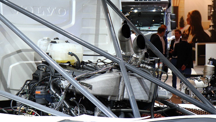 2400马力，迄今为止速度最快的卡车，带您近距离体验沃尔沃钢铁骑士赛车 - 第11张