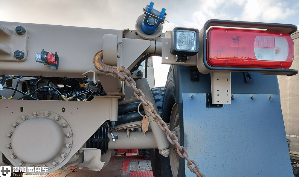 由民用版本改装而来，越野性能依然爆表，再带你看一辆太脱拉凤凰军用卡车 - 第18张