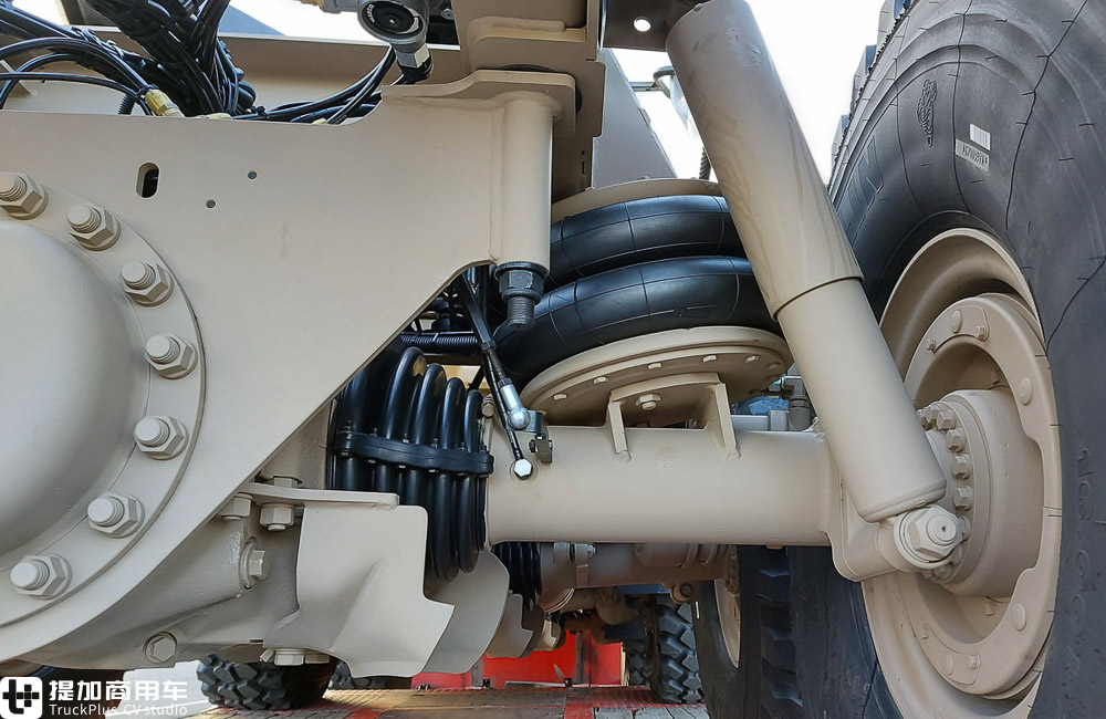 由民用版本改装而来，越野性能依然爆表，再带你看一辆太脱拉凤凰军用卡车 - 第20张