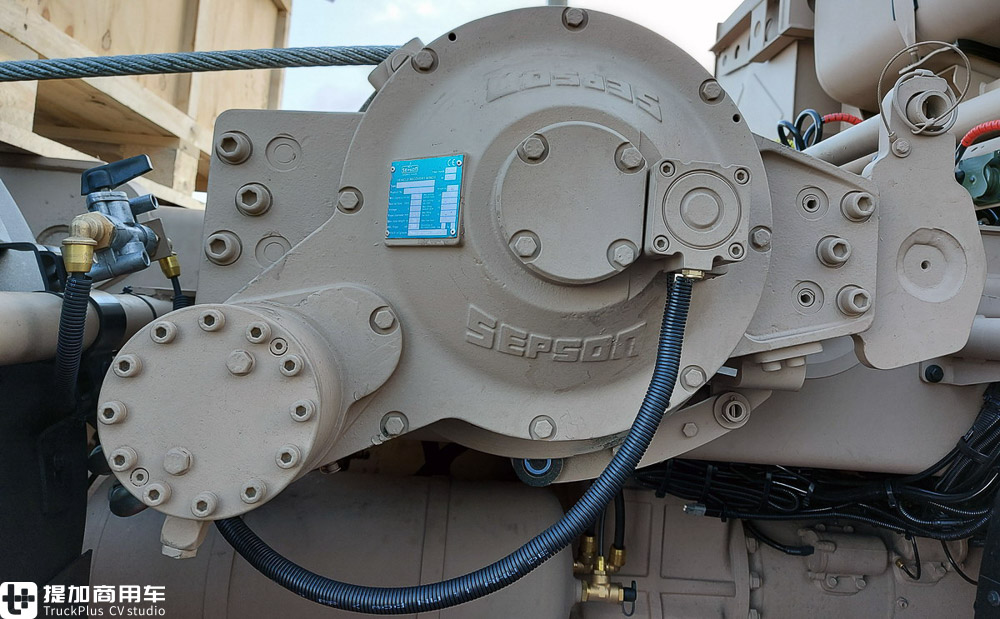 由民用版本改装而来，越野性能依然爆表，再带你看一辆太脱拉凤凰军用卡车 - 第22张