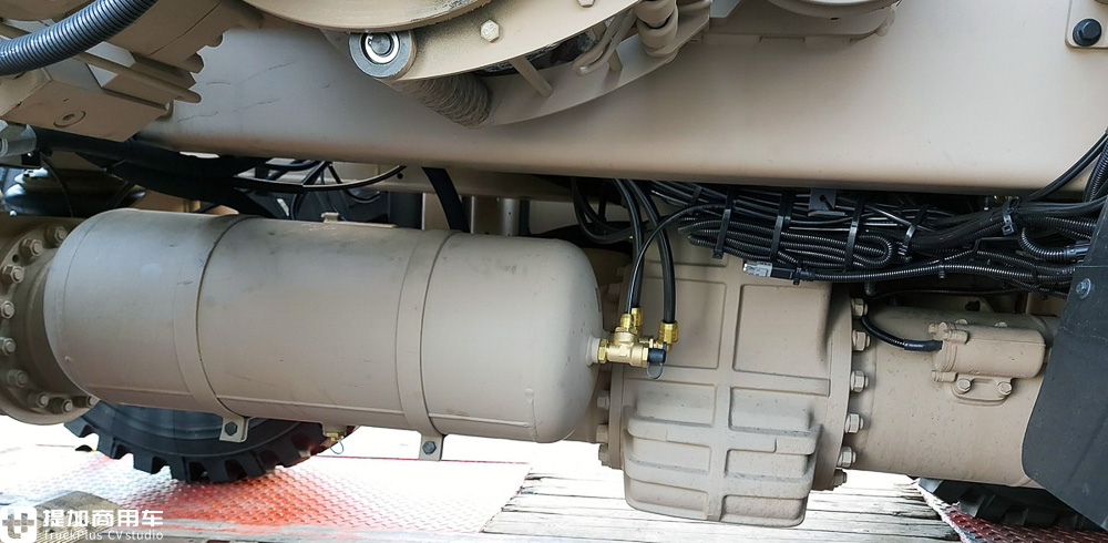 由民用版本改装而来，越野性能依然爆表，再带你看一辆太脱拉凤凰军用卡车 - 第24张