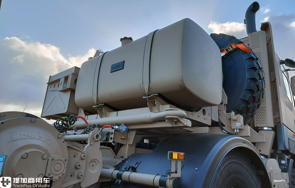 由民用版本改装而来，越野性能依然爆表，再带你看一辆太脱拉凤凰军用卡车 - 第25张