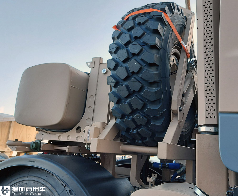 由民用版本改装而来，越野性能依然爆表，再带你看一辆太脱拉凤凰军用卡车 - 第26张