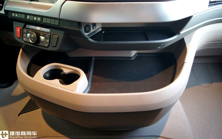 达夫新一代XG牵引车实拍,这内饰提升的太大了,我都有点不认识达夫了! - 第27张 - 提加商用车网 达夫新一代XG牵引车实拍,这内饰提升的太大了,我都有点不认识达夫了! - 第27张