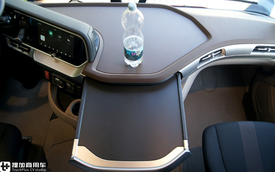 达夫新一代XG牵引车实拍,这内饰提升的太大了,我都有点不认识达夫了! - 第28张 - 提加商用车网 达夫新一代XG牵引车实拍,这内饰提升的太大了,我都有点不认识达夫了! - 第28张