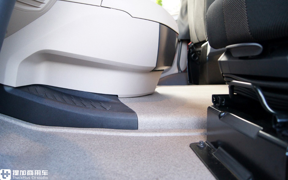 达夫新一代XG牵引车实拍,这内饰提升的太大了,我都有点不认识达夫了! - 第31张 - 提加商用车网 达夫新一代XG牵引车实拍,这内饰提升的太大了,我都有点不认识达夫了! - 第31张