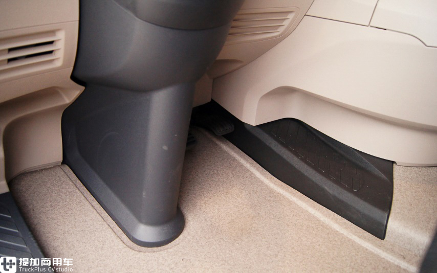 达夫新一代XG牵引车实拍,这内饰提升的太大了,我都有点不认识达夫了! - 第32张 - 提加商用车网 达夫新一代XG牵引车实拍,这内饰提升的太大了,我都有点不认识达夫了! - 第32张