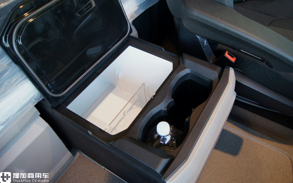 达夫新一代XG牵引车实拍,这内饰提升的太大了,我都有点不认识达夫了! - 第33张 - 提加商用车网 达夫新一代XG牵引车实拍,这内饰提升的太大了,我都有点不认识达夫了! - 第33张