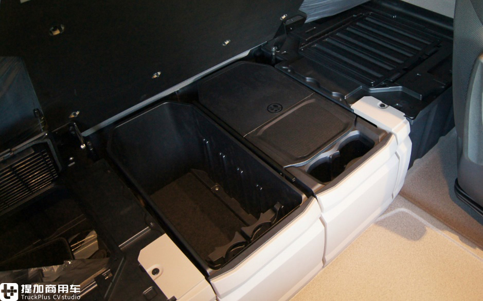 达夫新一代XG牵引车实拍,这内饰提升的太大了,我都有点不认识达夫了! - 第34张 - 提加商用车网 达夫新一代XG牵引车实拍,这内饰提升的太大了,我都有点不认识达夫了! - 第34张