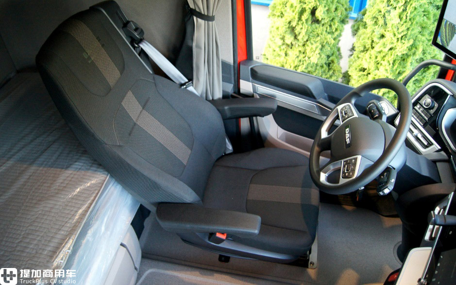达夫新一代XG牵引车实拍,这内饰提升的太大了,我都有点不认识达夫了! - 第39张 - 提加商用车网 达夫新一代XG牵引车实拍,这内饰提升的太大了,我都有点不认识达夫了! - 第39张